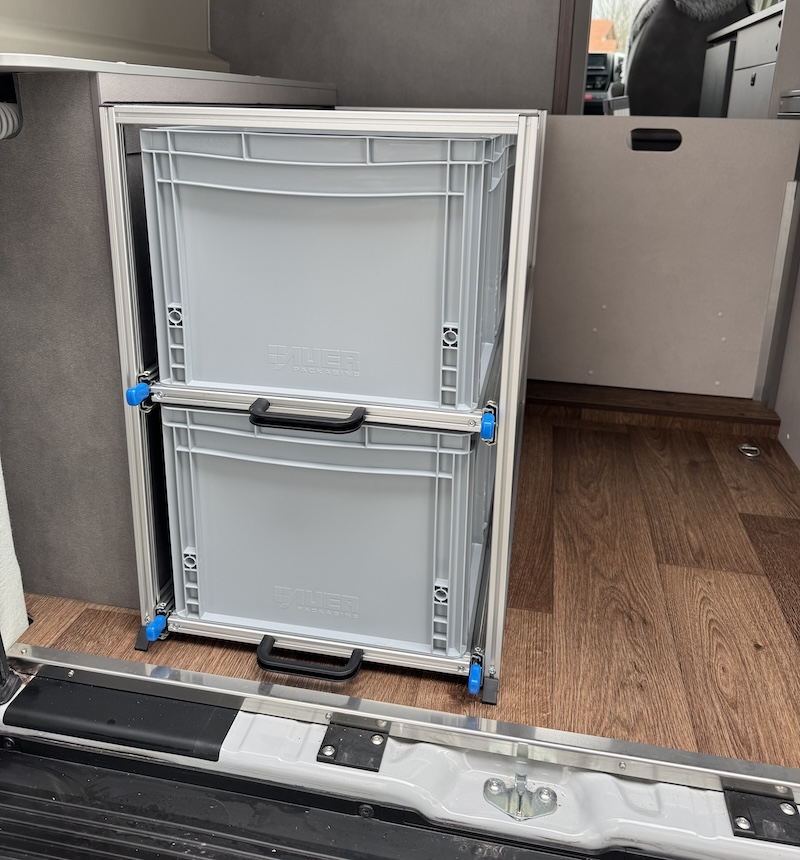 Kastenwagen Regal im Kastenwagen